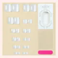 Korte witte neptenen nagelset van 24 glanzende stuks met kleeflipsjes en een handige vijl. - 24 Stuks Set / Verguld Parelmoer Wit