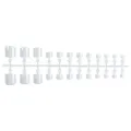Detailweergave van doorzichtige neppe teennagels op een plastic rek voor styling. - 24 Stuks/Strip / Transparant