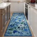 Primer plano detallado del felpudo de cocina floral azul colocado en el suelo. - 40*60cm (Terciopelo de Cristal) / Estilo Persa 3