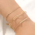 Conjunto de pulseras de cadena doradas por capas, detalle de eslabones y colgante de barra. - Estilo Cadena (NB624)
