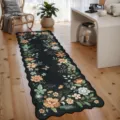 Gedetailleerd overzicht van lange zwarte bloemenloper in warme houten interieuromgeving. - 40*60cm / Persische Stijl 12