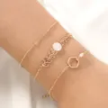 Primer plano de un juego de tres pulseras doradas con detalles de hojas de trigo, perlas y polígonos. - Estilo Espiga De Trigo (NB622)