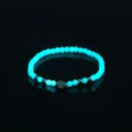 Detaillierte Nahaufnahme eines leuchtenden Perlenarmbands mit dunkler Schildkröte. - Schildkröte Stil (NY834)