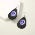 Orecchini pendenti di Halloween a doppia goccia con motivi di teschio viola su glitter nero. - Stile Teschio Nero Viola (NE1009)