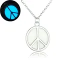 Primo piano della collana con ciondolo simbolo di pace luminoso al buio effetto blu. - Stile Segno della Pace (K080) / Multicolore