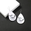 Halloween Tropfen Leder Ohrringe mit Mond und Fledermaus Design, stilvoller Modeschmuck. - Fledermaus Muster Stil (NE1001)