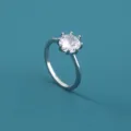 Primo piano dettagliato di un anello solitario classico a sei griffe con uno zircone. - Stile Chiaro Tondo a Sei Griffe (SE1167)