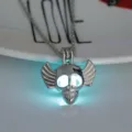 Silberne leuchtende Totenkopf Anhänger Halskette im Gothic Stil fuer Halloween Party. - Silberton Blau Grün Leuchten