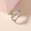 Ravvicinato dettaglio di un anello argentato da donna con gemma di zircone verde ovale. - Stile Verde Oliva Ovale (SE1170)