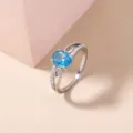Splendido anello in argento minimalista con una gemma ovale blu e zirconi molto brillanti. - Stile Blu Ovale (SE1168)