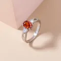 Elegante anello in rame argentato con uno scintillante zircone ovale arancione e pietre micropavate. - Stile Rosso Arancio Ovale (SE1172)