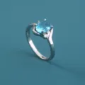 Anello color argento con zircone blu, raffinato gioiello elegante e minimalista da donna. - Stile Bleu Ovale (SE1171)