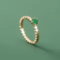 Anello in rame dorato con zircone verde brillante e design geometrico unico per donna. - Stile Verde Tondo Ondulato (SE1490)