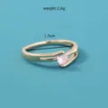 Elegante anello minimalista in rame dorato con zircone rosa brillante, diametro 1.7cm. - Stile Rosa Tondo (SE1494)