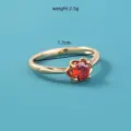 Anello in rame placcato oro con zircone rosso brillante in un elegante design floreale. - Stile Rosso Fiore (SE1498)