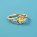 Anello placcato oro con una splendida pietra di zircone giallo in un bel design floreale. - Stile Giallo Fiore (SE1506)
