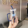 Tasse à eau en verre carrée minimaliste transparente avec poignée bleue et joli nœud papillon. - Bleu