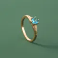 Close-up detail van de elegante vergulde ring met een sprankelende blauwe zirkoon. - Blauw(SE1508)