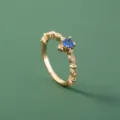 Gedetailleerd overzicht van minimalistische koperen ring met blauwe steen, elegante sieraden. - Blauw(SE1492)