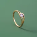Detail van een minimalistische vergulde koperen ring met schitterende paarse steen. - Paars(SE1503)