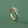 Elegante vergulde verstelbare ring met een prachtige blauwe steen en sprankelende zirkonia's. - Blauw(SE1501)
