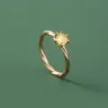Elegante gouden gedraaide bandring met een prachtige sprankelende gele zirkoon. - Geel(SE1512)