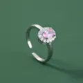 Zilverkleurige verstelbare ring met een prachtige ovale roze zirkoon en stralende steentjes. - Roze(SE1632)