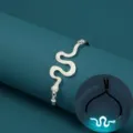 Modischer leuchtender Schlangenarmreif, kreativer Glow in the Dark Schmuck fuer Damen Alltag. - Weiße Schlange Stil (NB650)