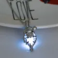 Detailaufnahme einer kreativen DIY Weihnachtsmann leuchtenden Halskette, kurze Kette. - Himmelblauer Lichtstil (NY565)