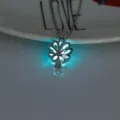 Im Dunkeln leuchtende hohle Blumen-Anhänger Halskette, Detailaufnahme des leuchtenden Designs. - Hohle Blume Leuchtender Anhänger (NY499) / Silber (Blau-Grünes Leuchten)
