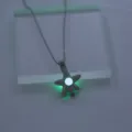 Nahaufnahme der leuchtenden Seestern Anhänger Halskette mit Lumineszenz Effekt und Strass. - Leuchtendes Gelb-Grün (NY732)