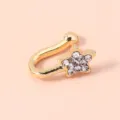 Goldene Nasenklammer mit Stern und Strass, stilvoller Clip-On Körperschmuck im Detail gezeigt. - Goldener Stern