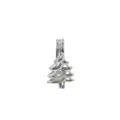 Primo piano dettagliato del ciondolo a forma di albero argentato con design cavo interno - Stile Albero di Natale (PL373)