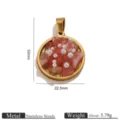 Stainless steel pendant detail showing embedded natural stone chips and pearls with dimensions. - Individual Packaging / 金色粉晶碎石珍珠镶嵌吊坠
