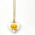 Vergoldete Kette mit süßem herzförmigen Anhänger und niedlichem Sonnenblumen-Design. - Sonnenblume