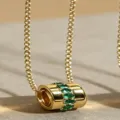 Gouden cilindrische gelukskraal ketting met groene zirkonia stenen, luxe fijn ketting sieraad. - Groene Strass