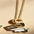 Vergulde afstudeer ketting met afstudeerhoed en boek hangend voor vrouwen, elegante sieraden. - Kettingen met meerdere bedeltjes en witte afstudeerhoed