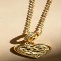 Vergulde sleutelbeenketting met een sprankelende diamant ingelegde hartvormige hanger voor dames. - Kettingen met hanger van hart met reliëf roos