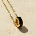Goudkleurige ketting met zwarte ringhanger, elegante geometrische minimalistische sieraden - Zwart