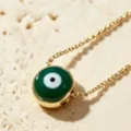 Groene boze oog ketting met vergulde hanger in minimalistische retro stijl en mode - Donkergroen