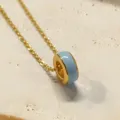 Minimalistische goudkleurige ketting met lichtblauwe geemailleerde ringhanger elegante sierad - Lichtblauw