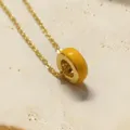 Gouden ketting met gele emaille donut hanger Elegante minimalistische choker ketting - Geel