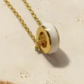 Minimalistische gouden ketting met een chique wit met gouden ringhanger voor dames. - Wit