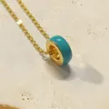 Vergulde ketting met een levendige turquoise geëmailleerde ring hanger voor dames. - Blauw