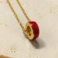 Elegante minimalistische rode geëmailleerde ringhanger ketting met goudkleurige ketting. - Rood