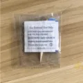 Detailansicht der Einweg-Nagelset-Verpackung mit Alkoholtupfer und Klebestreifen. - Reguläres 4-teiliges Set