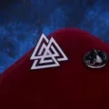 Nahaufnahme der Wikinger Valknut Anstecknadel aus Metall, elegantes Retro Accessoire für Herren. - Dreieck (Gunmetal-Schwarz)