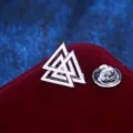 Detailansicht einer eleganten silberfarbenen Wikinger Valknut Dreieck Anstecknadel. - Dreieck (Silber)