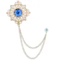 Nahaufnahme einer Vintage hohlen Blumenbrosche mit blauem Kristall und Doppelkette. - Dunkelblauer Edelstein (Goldene Basis)