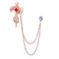 Roségouden slang kruis dolk broche met dubbele kettingen en kristal voor modekleding. - Slang Kruis Zwaard Kwastje Stijl / Rode Strass (Gouden Basis)